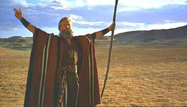 MOISES ARENGANDO A SU PUEBLO