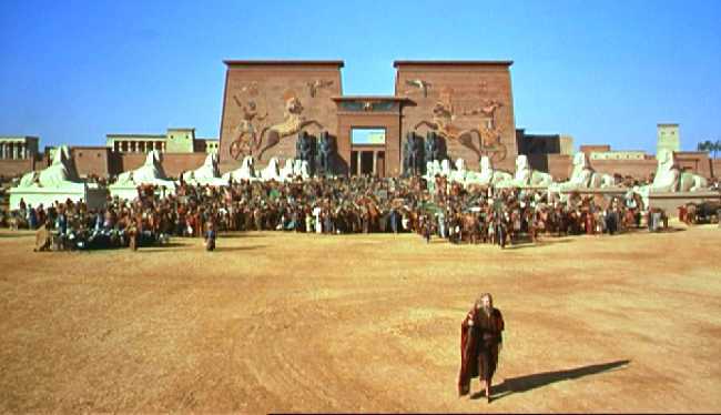 EL PUEBLO DE ISRAEL SALE DE EGIPTO CON MOISES A LA CABEZA