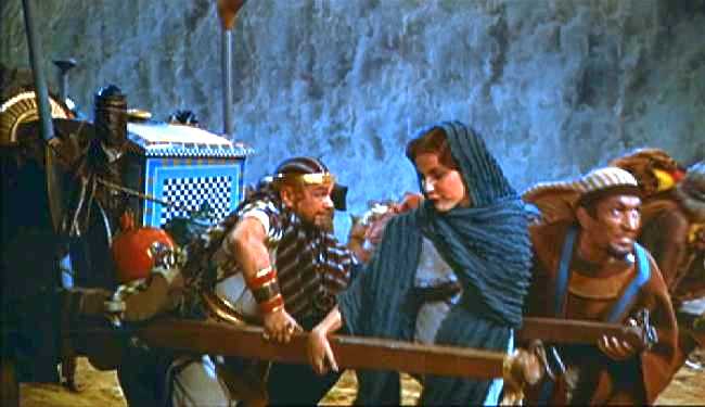 DATHAN PASANDO ENTRE LAS AGUAS DEL MAR ROJO