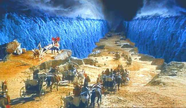 CARROS DEL FARAON DESCENDIENDO DENTRO DEL MAR ROJO