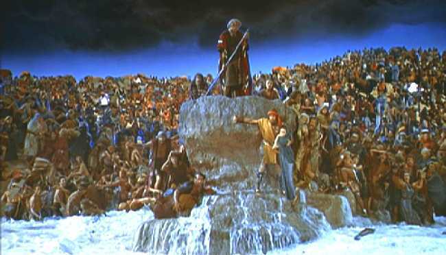 MOISES VE LLEGAR A LOS CARROS