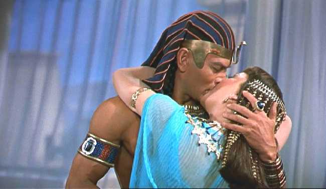 NEFERTARI BESA A MOISES