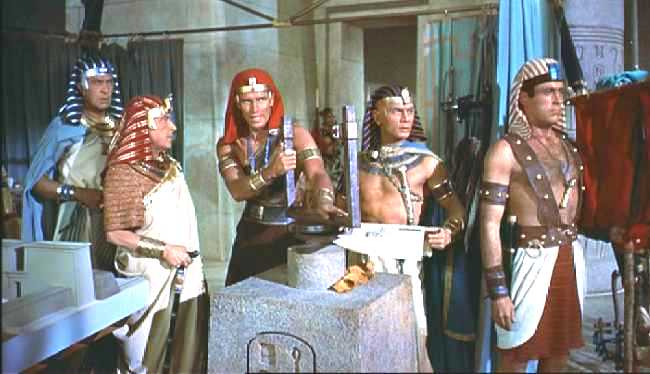 MOISES DIRIGE LAS OBRAS