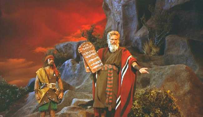 Mois&eacute;s baja con las Tablas de la Ley