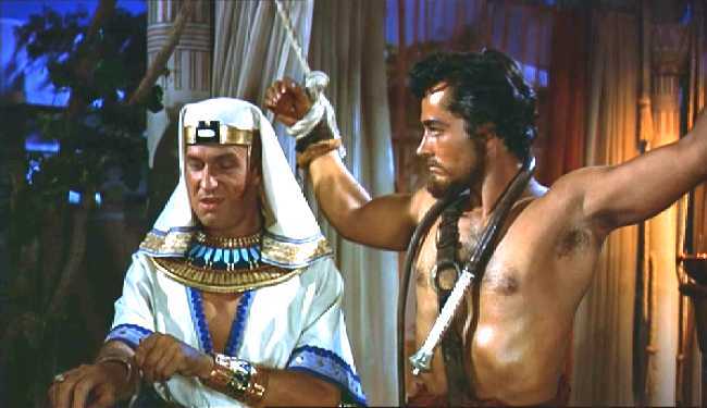 JOSUE ATADO CON LOS BRAZOS EN CRUZ