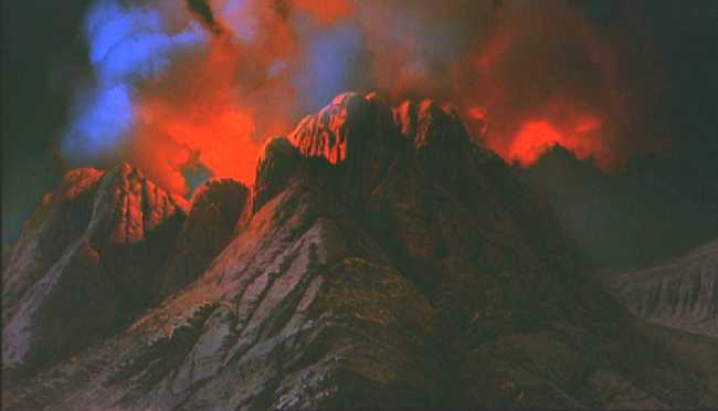 LA MONTA&Ntilde;A SAGRADA RETUMBA EN LA NOCHE