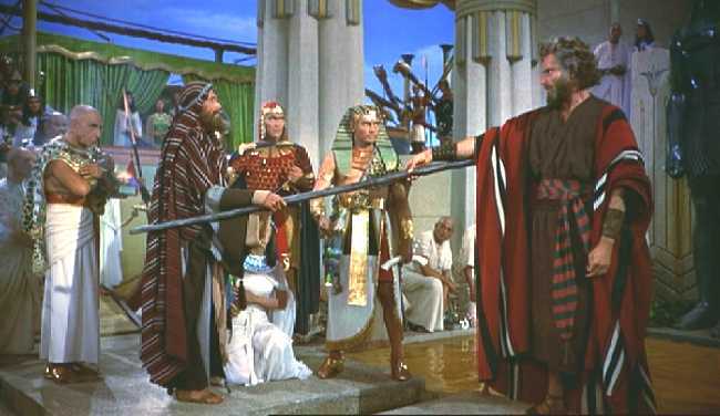 MOISES LE ENTREGA A AARON SU BACULO