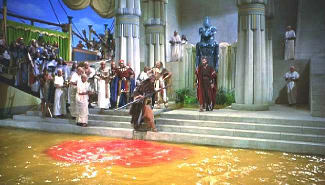 AARON TOCA LAS AGUAS CON EL BACULO