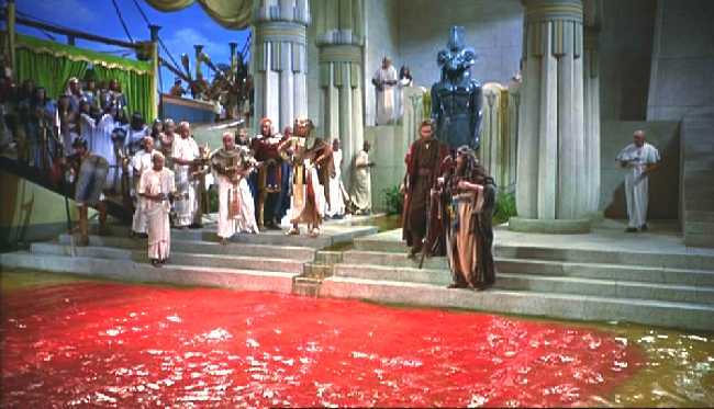 AARON TOCA LAS AGUAS CON EL BACULO