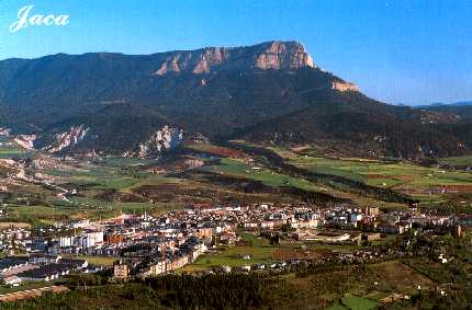 CIUDAD DE JACA. AL FONDO LA PE&Ntilde;A OROEL. HACIENDO CLICK EN LA IMAGEN PODRAS VER MAS FOTOS DE JACA